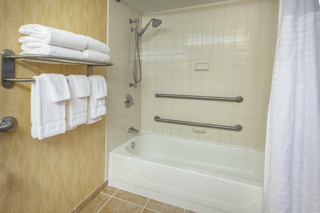 Deluxe King Room - Mobility Access/Non-Smoking