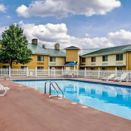 Baymont By Wyndham Harrisburg-2